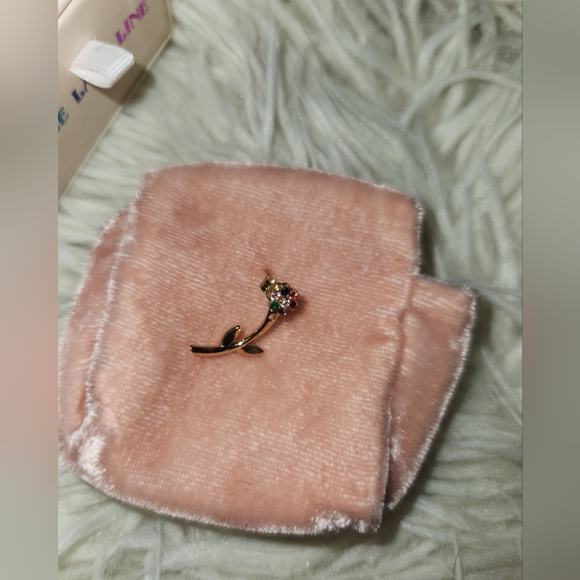 The Last Line Mini Teddy Flower Earring Gold ๐ - Picture 5 of 9